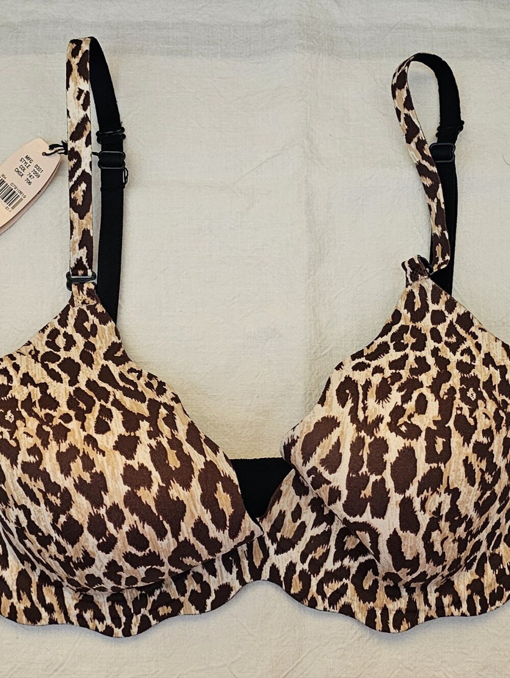 NWT. Victoria's Secret Reversible Push-up Without Padding Bra. Size 34B.